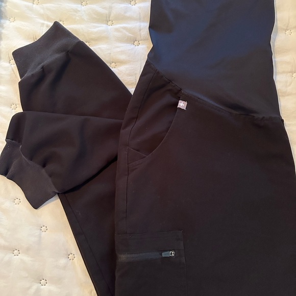 FIGS **Maternity** BLACK - Zamora Jogger Scrub Pants - Picture 5 of 6